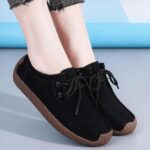 mocassin noir à lacets porter par une femme