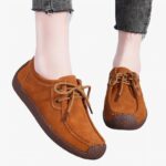 mocassin en daim de porc marron à lacets porter par une femme