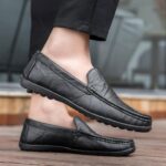 mocassin noir porter par un homme