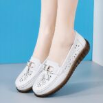 mocassin blanc à gland porté par une femme