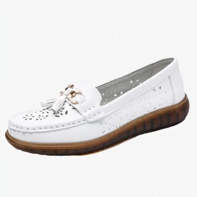mocassin en cuir blanc avec un gland au dessus poser sur un fond blanc
