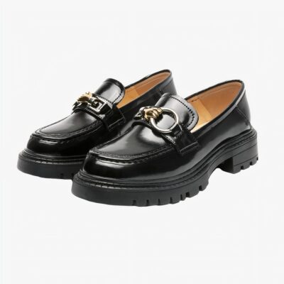 Photo d'une paire de mocassins noire sur fond blanc