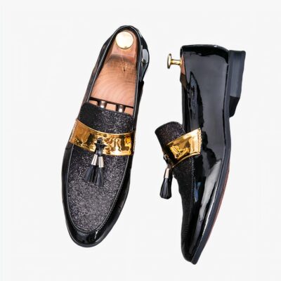 Mocassins noirs avec une bandelette dorée sur le dessus et un gland accroché