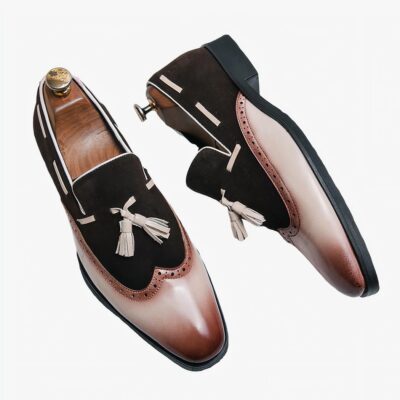 Mocassins a dégradé blanc et marron sur sol blanc quadrillé