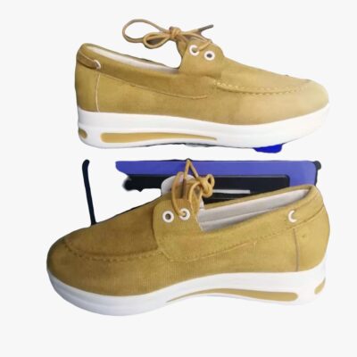Mocassins jaunes avec talons blancs devant une boite.