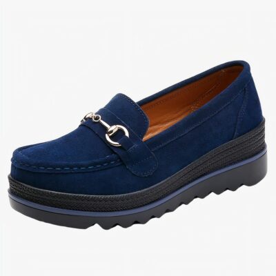 Photo d'un mocassin compensé bleu sur fond blanc