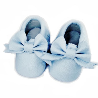 joli petit mocassin bleu en faux cuir pour bébé avec un petit noeud au dessus