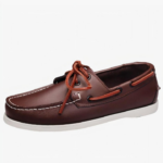 un mocassin bateau à lacets en cuir marron sur fond blanc
