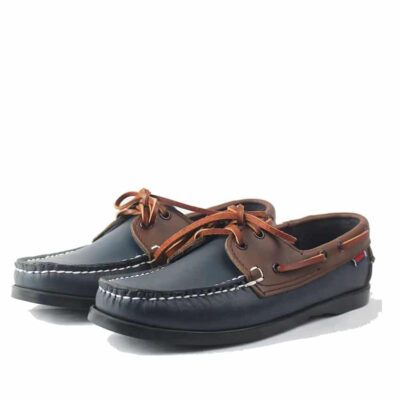 Photo d'une paire de mocassins bleu et marron sur fond blanc