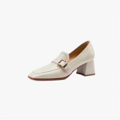 Mocassin blanc à talon haut carré sur fond blanc