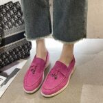 mocassin rose en daim porter par une femme