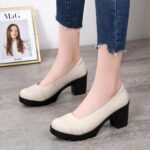 mocassin beige porté par une femme