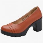 mocassin à talon en cuir marron et semelle noire poser sur un fond blanc