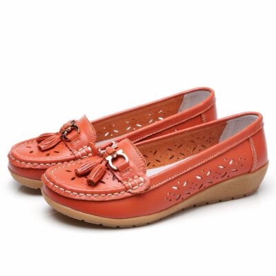 Photo d'une paire de mocassins compensés orange sur fond blanc