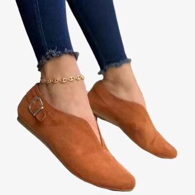 mocassin en daim marron pour femme accompagné d'un bracelet a la cheville cela les rends plus classe.