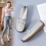 mocassin gris en cuir porter par une femme