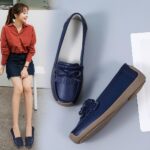 mocassin bleu en cuir porter par une femme