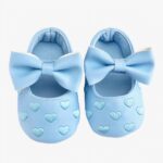 Mocassin pour bébé bleu avec motif cœur et un noeud papillon