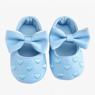 Mocassin pour bébé bleu avec motif cœur et un noeud papillon