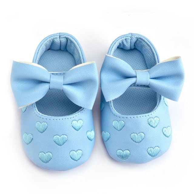 Mocassin pour bébé bleu avec motif cœur et un noeud papillon