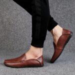 mocassin rouge porter par un homme