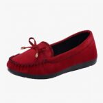 mocassin en daim rouge avec un gland sur le devant, poser sur un find blanc