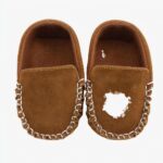 mocassin en faux daim marron pour bébé avec un liserais blanc