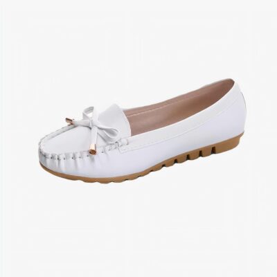 mocassin en faux cuir blanc avec une semelle beige et un gland poser sur un fond blanc