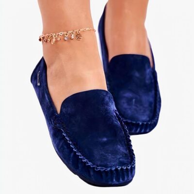 Femme qui porte des mocassins bleu qui sont mis en valeur avec un bracelet de cheville