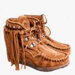 Mocassin indien à lacets et franges, type baskets montantes en daim marron