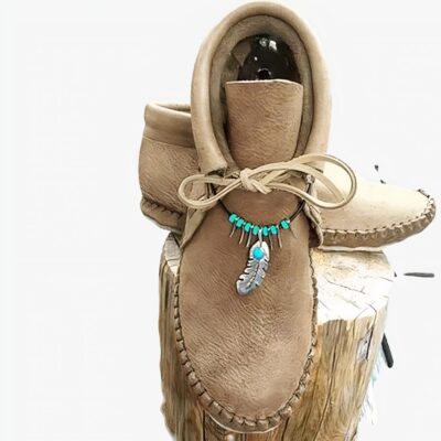 Mocassin indien en daim beige à lacet avec un bijoux ethnique autour de la cheville