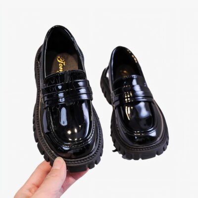 Mocassins noirs brillant de printemps pour garçons