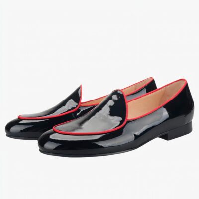 Mocassins brillants noirs avec liseré rouge sur les pointes sur fond blanc
