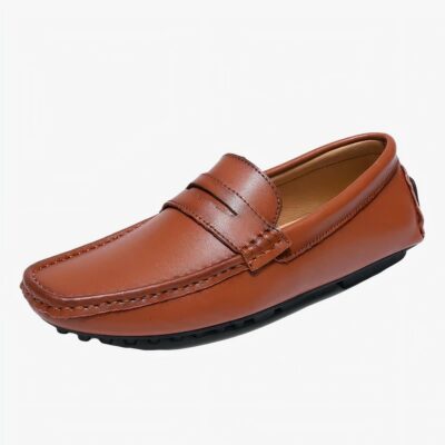 mocassin en cuir marron pour homme poser sur un fond blanc