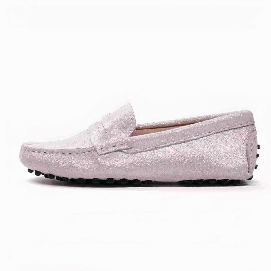 Photo d'un mocassin blanc sur fond blanc