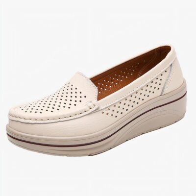 Photo d'un mocassin en cuir blanc sur fond blanc