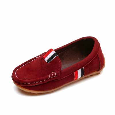 Mocassins souples à enfiler pour garçons de couleur rouge.