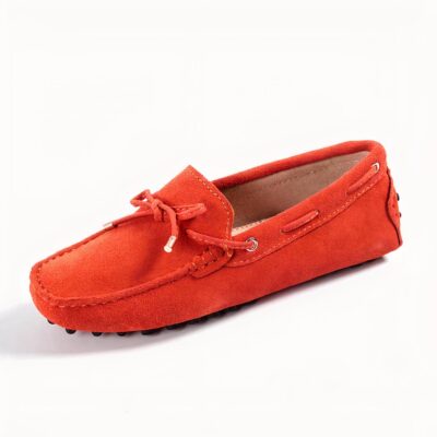 Photo d'un mocassin rouge sur fond blanc