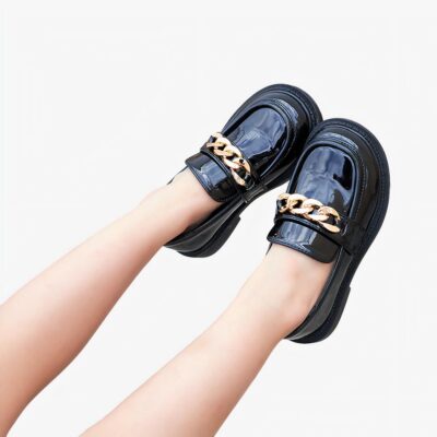 fille qui porte des chaussure vernis noir à gland