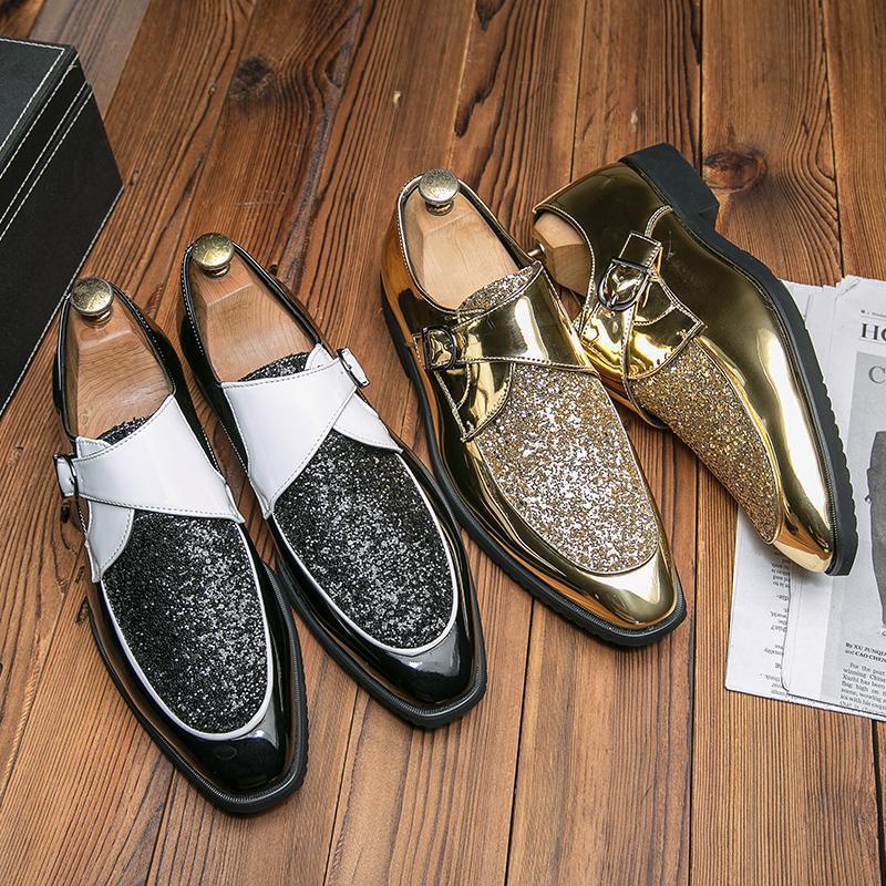 Deux paires de chaussures vernis à paillettes respectivement noires et dorées, posées sur un sol en parquet