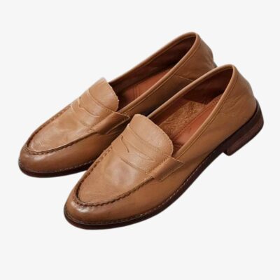 Mocassins à talons carrés en cuir souple pour femmes de couleur marron sur fond gris clair.