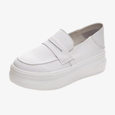 Mocassins blancs à plateforme pour femme sur fond gris clair.