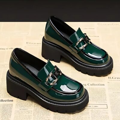 Mocassins vernis à talons et semelle épaisse