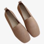 Paire de mocassins en tissu beige, sur fond clair