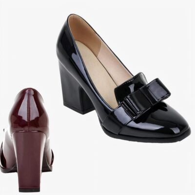 deux mocassins à talons en similicuir verni, un noir un bordeaux, sur fond blanc