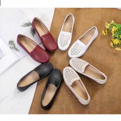 Mocassins blancs souples ajourés sur un sol en coc beige avec photo d'une femme à droite portant le modèle en noir avec un jean bleu, une chemise beige et un sac en bandoulière