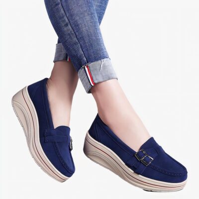 mocassin en faux cuir bleu à talon compensé porter par une femme