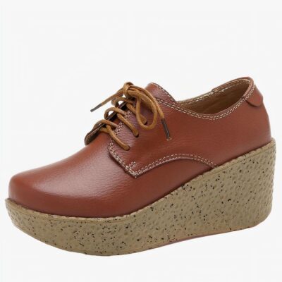 Un mocassin marron pour femme avec une large semelle jaune