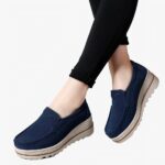 mocassin en faux daim bleu compensé porter par une femme