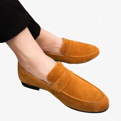 Mocassins en daim pour hommes avec talon carré, alliant élégance et confort pour un style raffiné au quotidien.
